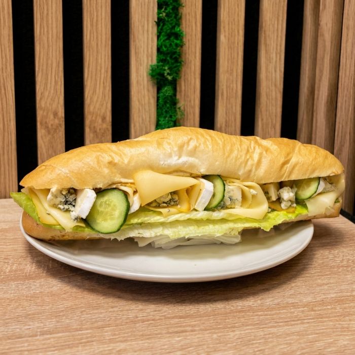 Bageta Quattro Formaggi se zeleninou na jogurtov&eacute;m pomaz&aacute;nkov&eacute;m m&aacute;sle