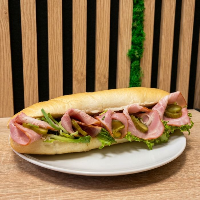 Bageta s anglickou slaninou na hořčici s okurkem
