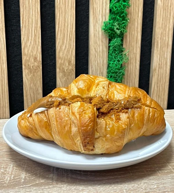 Croissant plněn&yacute; lotusovou pastou 