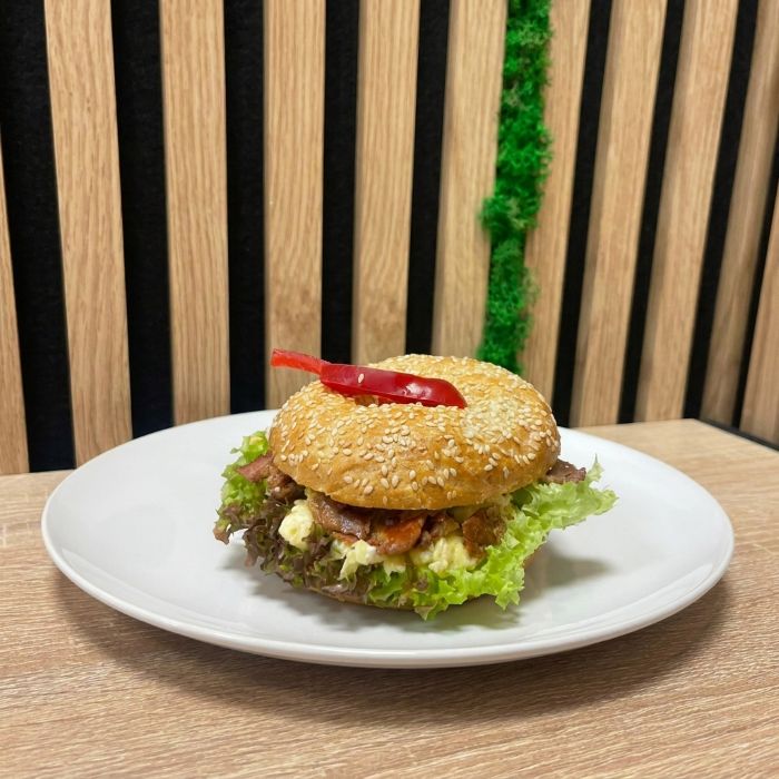 Bagel s vaječinou, sal&aacute;tem, anglickou slaninou