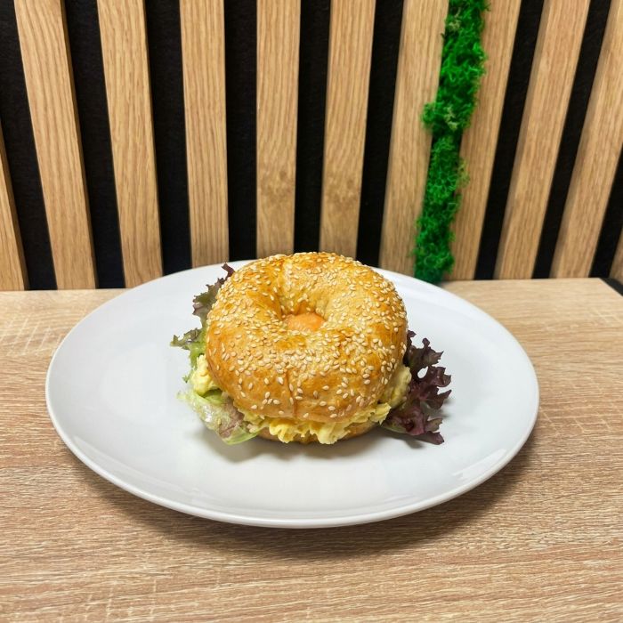 Bagel s uzen&yacute;m lososem, vaječinou, sal&aacute;tem