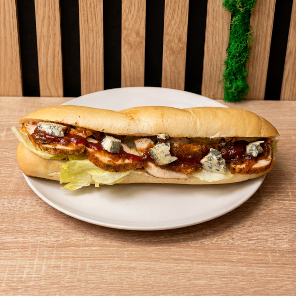 Bageta bruselsk&aacute; s grilovan&yacute;m kuřec&iacute;m masem, nivou, restovanou cibulkou, dresinkem a zeleninou