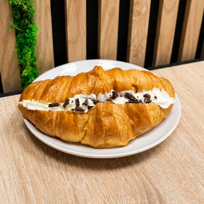 Croissant s n&aacute;pln&iacute; vaječn&yacute; lik&eacute;r