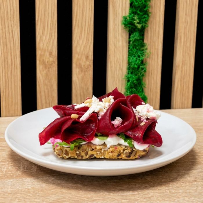 Žitn&yacute; chl&eacute;b s žerv&eacute;, rukolou, carpaccio z červen&eacute; řepy sypan&eacute; balk&aacute;nsk&yacute;m s&yacute;rem a piniov&yacute;mi oř&iacute;&scaron;ky