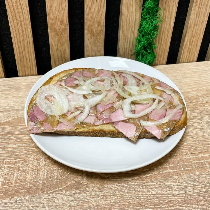 Chl&eacute;b s dom&aacute;c&iacute; tlačenkou a cibul&iacute;