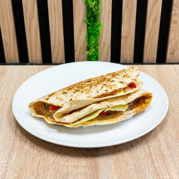 Tortilla zapečen&aacute; s vaječnou omeletou, &scaron;unkou, s&yacute;rem a zeleninou